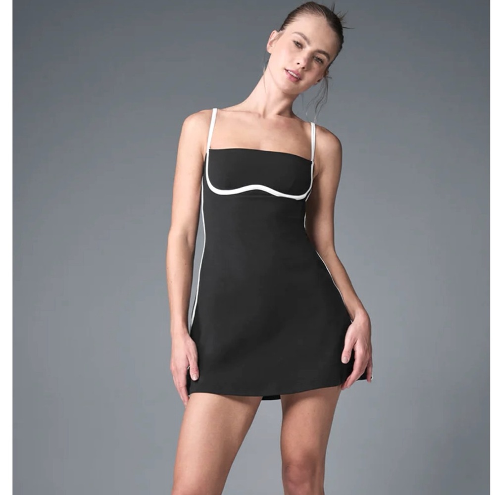 ALO Airbrush Streamlined Dress in Black with White Piping🖤🤍